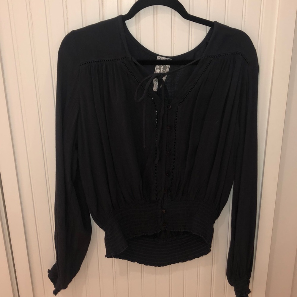 Sadie and Sage long sleeve light shirt.